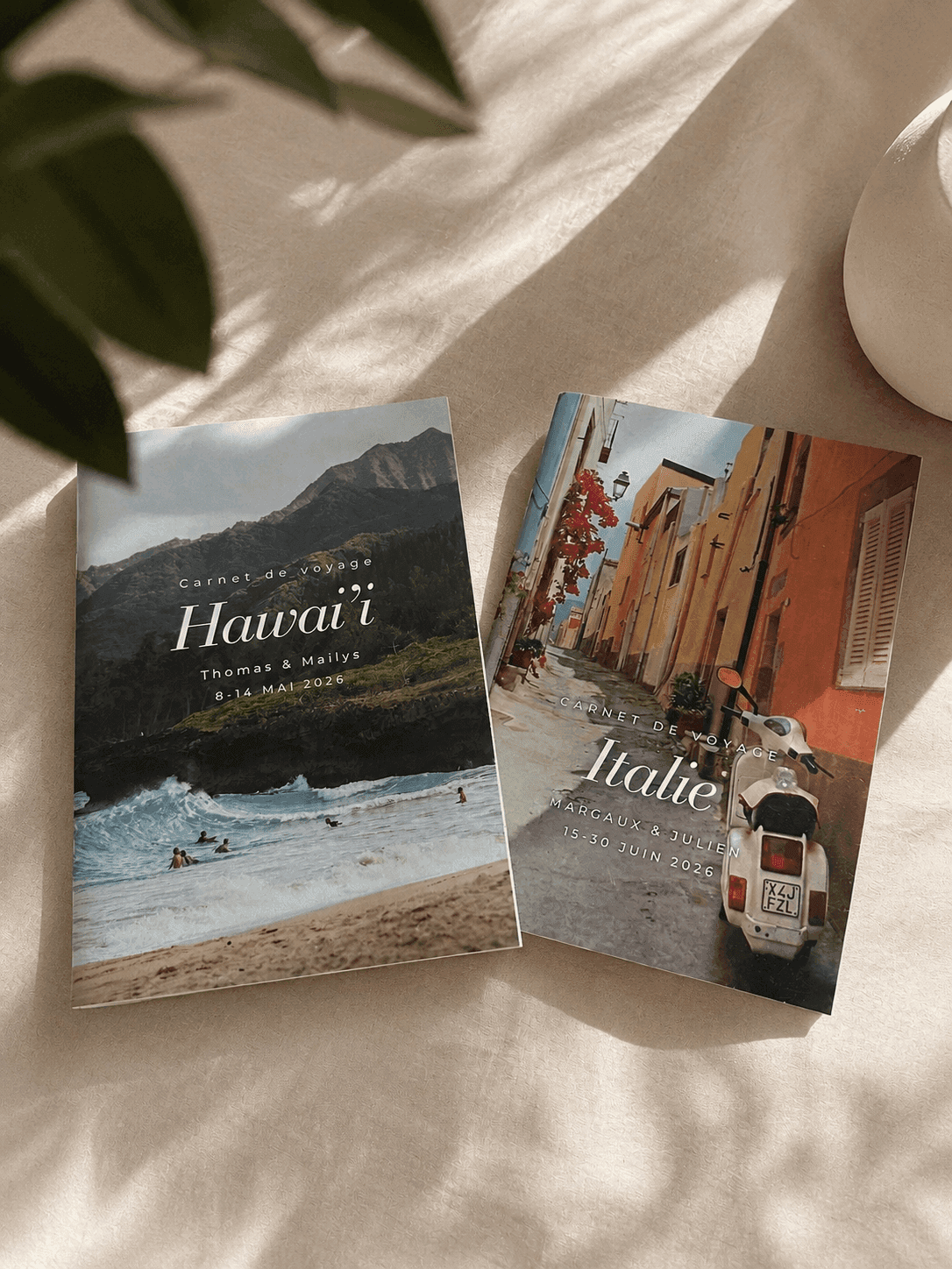 Préparation d'un voyage sur mesure avec carnet et carte du monde