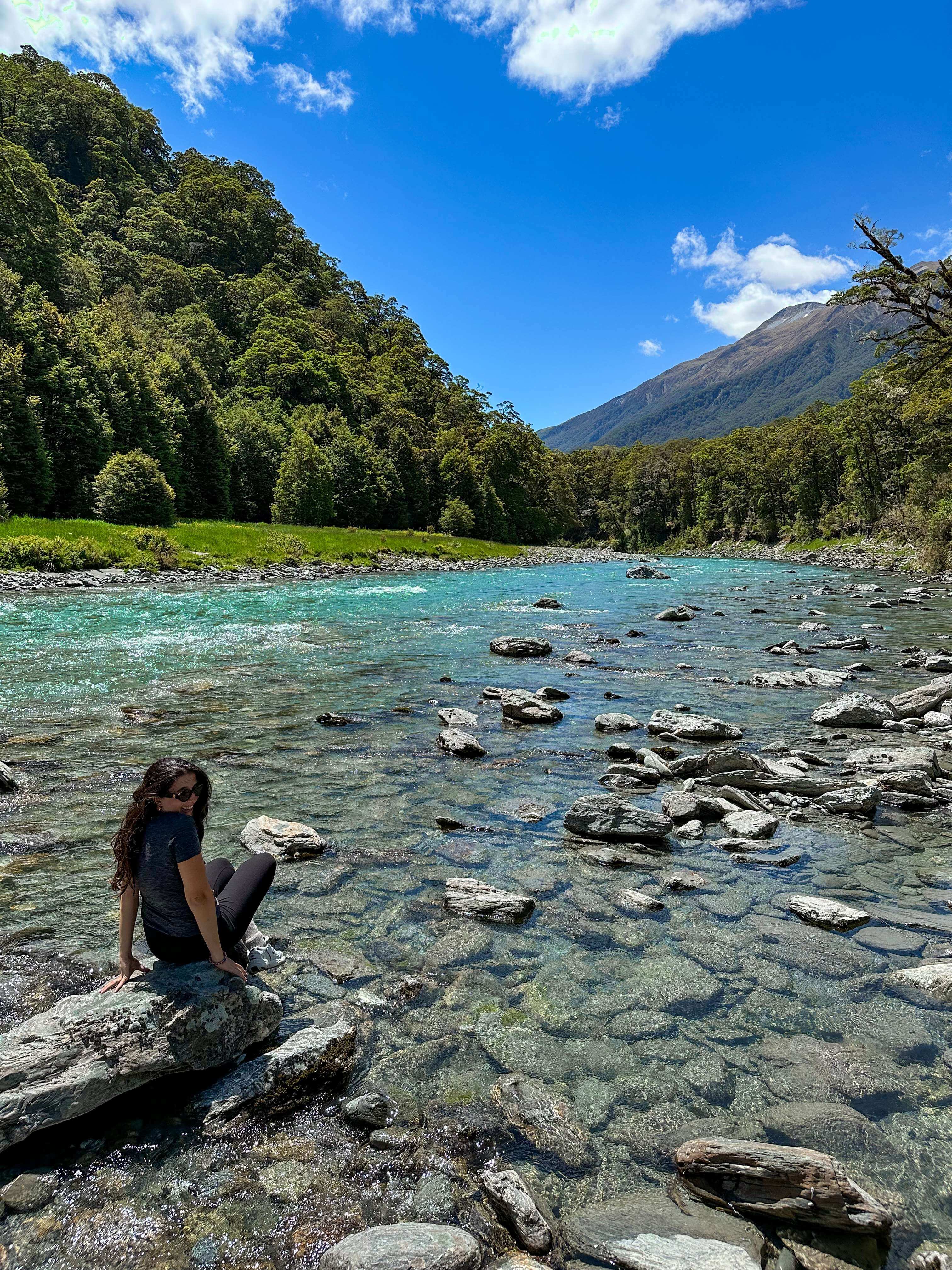 Pause contemplative au bord d'une rivière cristalline