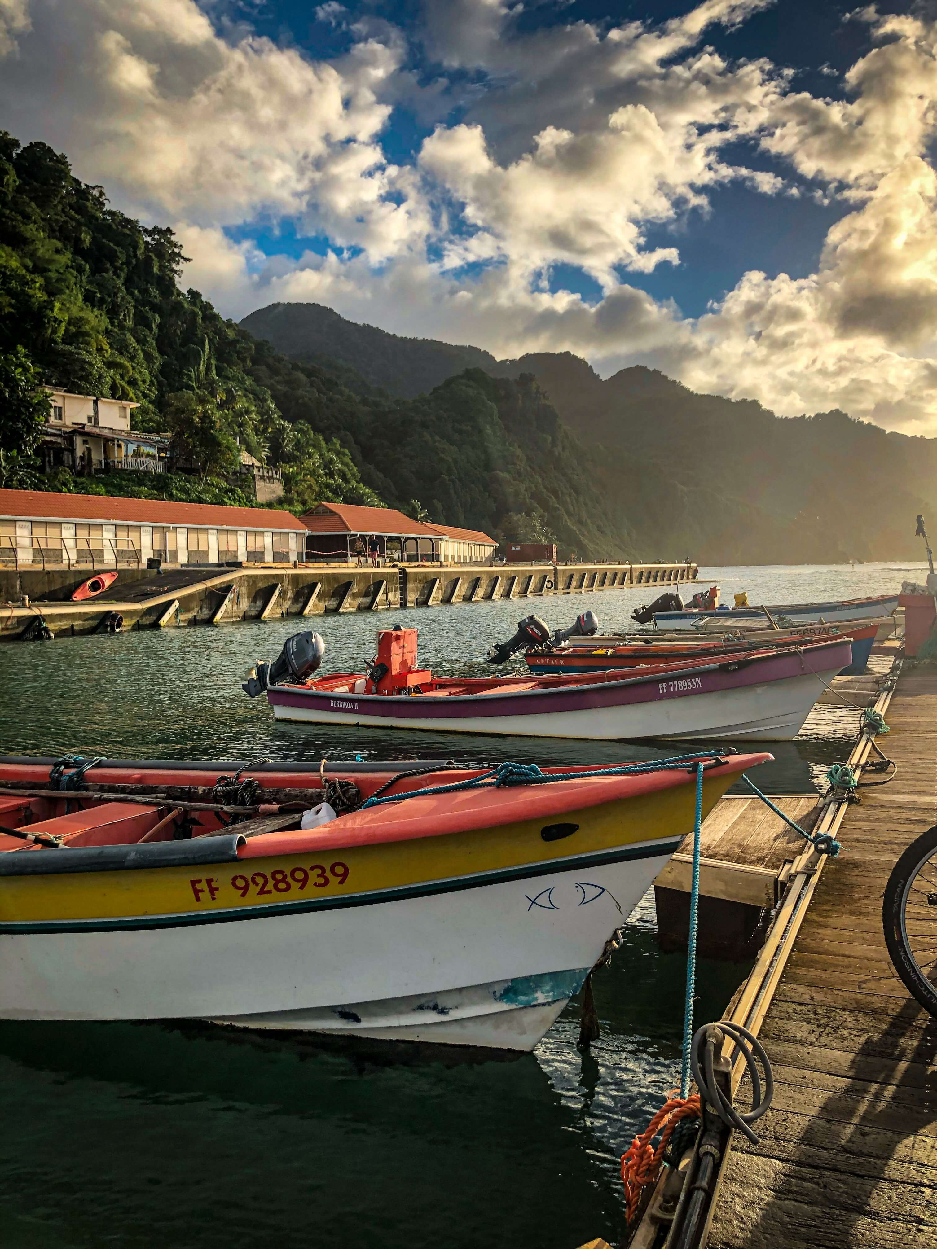 Bateaux de pêcheurs colorés au coucher du soleil