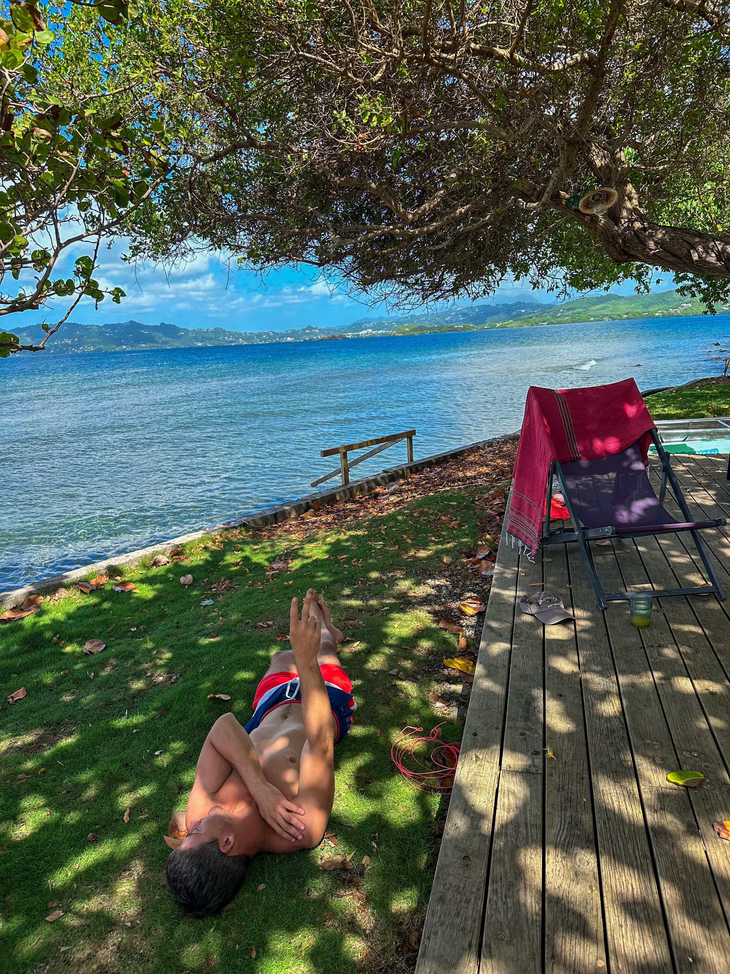 Détente au bord de l'eau sous les arbres